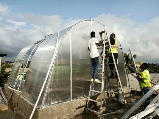 Serre personnalisable avec structure stable pour le séchage des plantes et des aliments